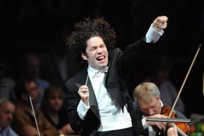 Gustavo Dudamel, en plena acción con la batuta.