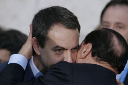 El primer ministro italiano, Silvio Berlusconi, abraza a José Luis Rodríguez Zapatero.