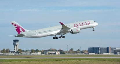 Un avión de Qatar Airways despega desde el aereopuerto Adolfo Suárez Madrid-Barajas.