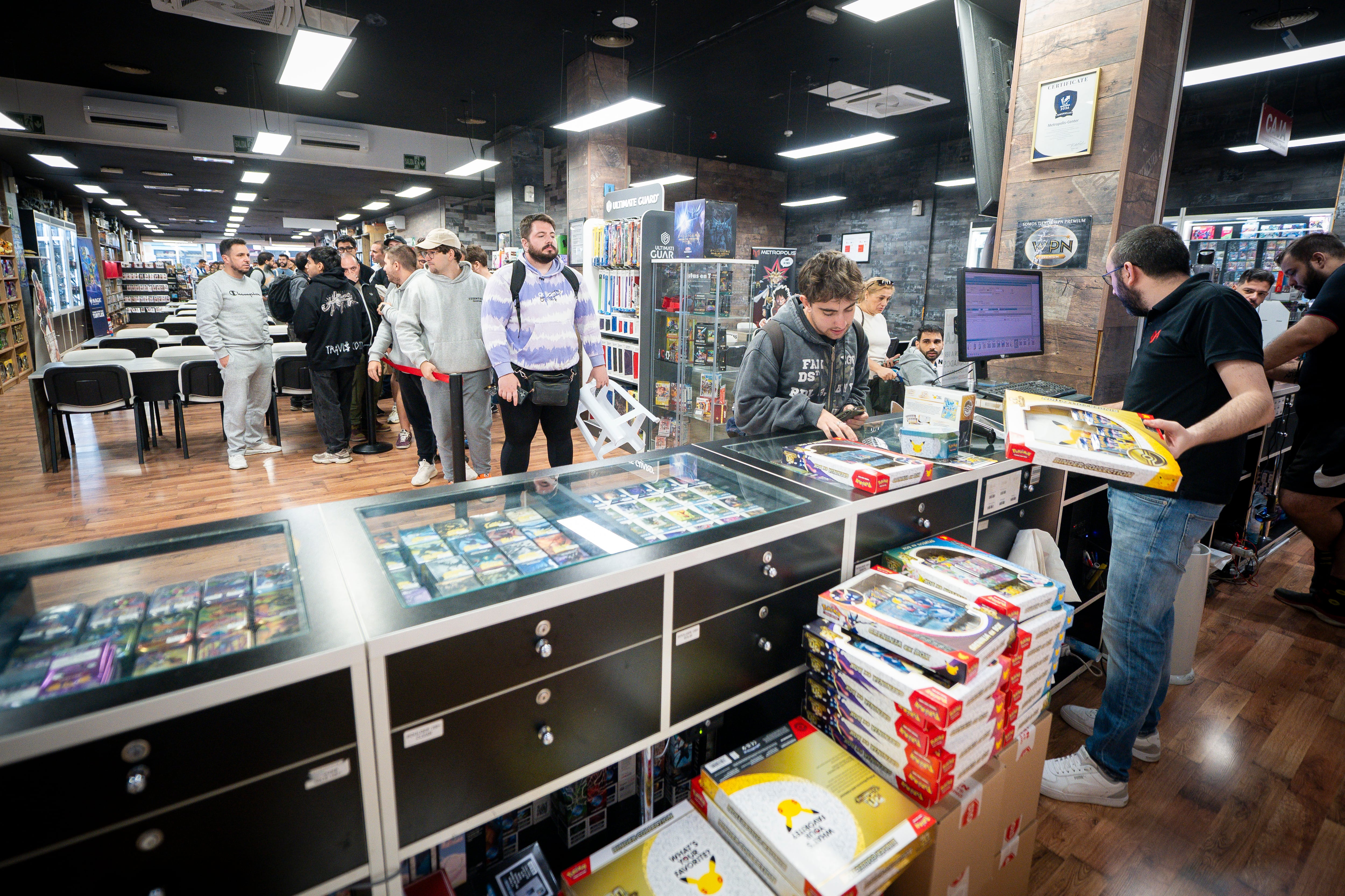 Colas en la tienda Metropolis Center de Madrid para comprar la edición de cartas por el 30 Aniversario de Pokémon el 18 de septiembre de 2026.