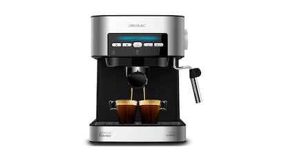 Cafetera espresso sobre fondo blanco.