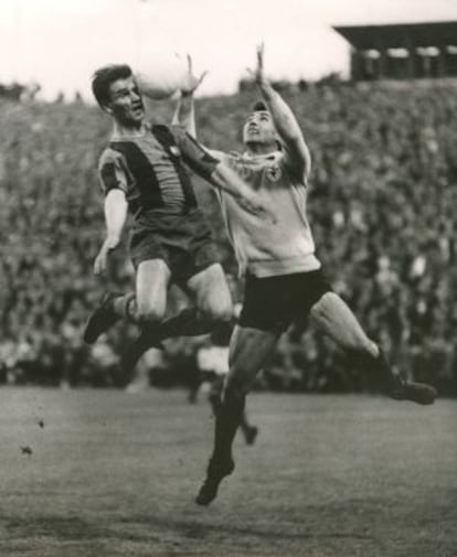 Kocsis cabecea el bal&oacute;n frente a Costa Pereira en la final de 1961. 