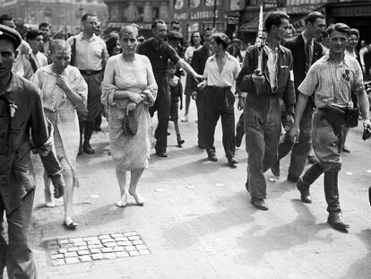 Dos mujeres rapadas por colaborar con los nazis, tras la liberación de París, el 27 de agosto de 1944.