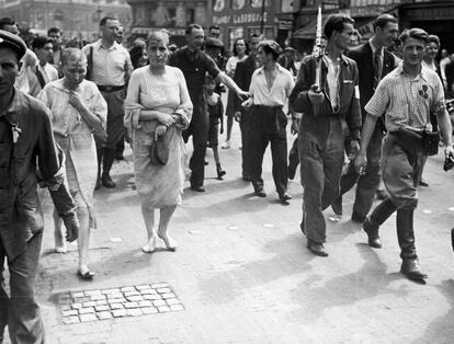 Dos mujeres rapadas por colaborar con los nazis, tras la liberación de París, el 27 de agosto de 1944.