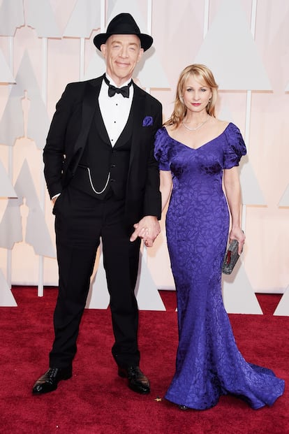 J. K. Simmons, nominado a mejor actor secundario por Whiplash, posó con sombrero y junto a su mujer, Michelle Schumacher.