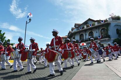 Bomberos panameños durante el desfile de las conmemoraciones del 112ª aniversario de la independencia de Panamá de Colombia.