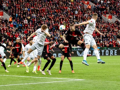 Robert Andrich marca el gol del empate para el Leverkusen.