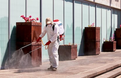 Un trabajador sanitiza las calles en Aguascalientes.