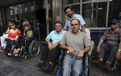 Un grupo de invidentes y discapacitados se manifiesta a las puertas del Ministerio de Finanzas en contra de las medidas de austeridad en Atenas.
