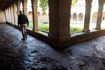 Trabajos de limpieza en el claustro del monasterio de Valdeflores en el barrio de Xunqueiras (Galicia) tras las lluvias caídas en las últimas horas, el 19 de noviembre de 2018.