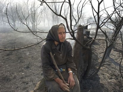 Una vecina de una aldea próxima a Allariz, en medio de la zona arrasada por el fuego.