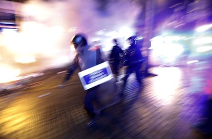 Mossos d´escuadra cargan, a la carrera, contra manifestantes violentos por las calles del centro de Barcelona.