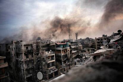 Olas de humo sobre los edificios destruidos en el distrito de Saif al Dawle, en Alepo, Siria, el 02 de octubre de 2012. 