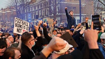 Aficionados del Chelsea, protestando fuera de Stamford Bridge el 20 de abril. / Adrian Dennis (AFP)