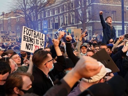 Aficionados del Chelsea, protestando fuera de Stamford Bridge el 20 de abril. / Adrian Dennis (AFP)