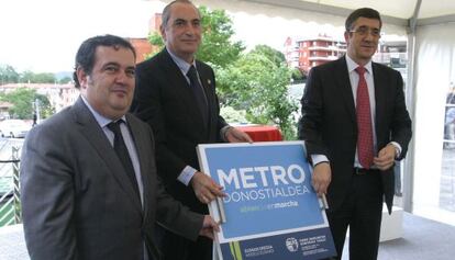 El 'lehendakari', Patxi López, ayer en San Sebastián junto al consejero de Transportes, Iñaki Arriola, y el viceconsejero Ernesto Gasco.