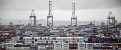 Contenedores con mercancía en el puerto de Guangzhou (China).