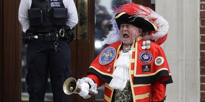 Town Crier Tony Appleton announces that the Duchess of Cambridge has given birth to a baby boy outside the Lindo wing at St Mary's Hospital in London London, Monday, April 23, 2018. Kensington Palace says the Duchess of Cambridge has given birth to her third child, a boy weighing 8 pounds, 7 ounces (3.8 kilograms). (AP Photo/Kirsty Wigglesworth)