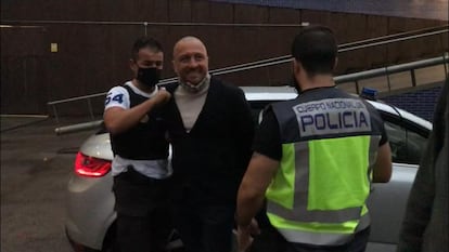 El fugitivo Vittorio Raso detenido en Barcelona, en el momento en el que era trasladado a dependencias policiales.