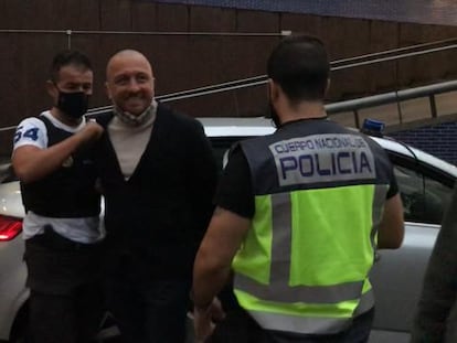 Vittorio Raso era trasladado a dependencias policiales tras ser detenido el 10 de octubre de 2020 en Barcelona.