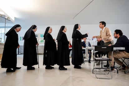 Unas monjas hacen cola para votar en las elecciones gallegas, en el Centro Gallego de Arte Contemporáneo, en Santiago el 18 de febrero. 