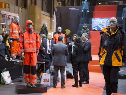 Exhibición de uniformes de protección individual para bomberos y agentes de seguridad durante la anterior edición de Sicur, celebrada en 2018.