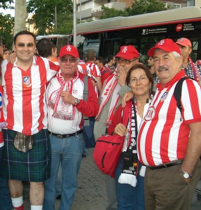 Scott Meechan a la izquierda de la imagen con la falda escocesa y a su lado Andrés González, en la previa de la final de la Copa del Rey de 2010.