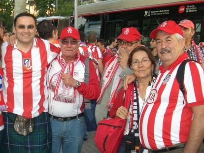 Scott Meechan a la izquierda de la imagen con la falda escocesa y a su lado Andrés González, en la previa de la final de la Copa del Rey de 2010.