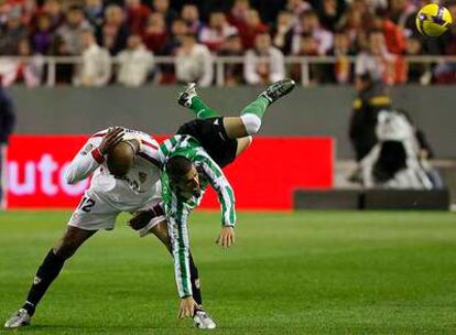 Kanouté, a la izquierda, y Juanito tras chocar en un salto.