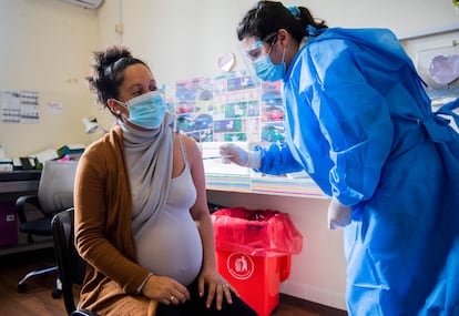 A pregnant woman is vaccinated against Covid-19.