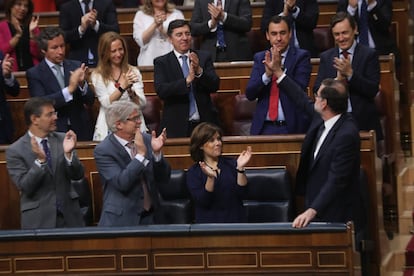 Los diputados del Partido Popular aplauden a Mariano Rajoy tras su intervención.