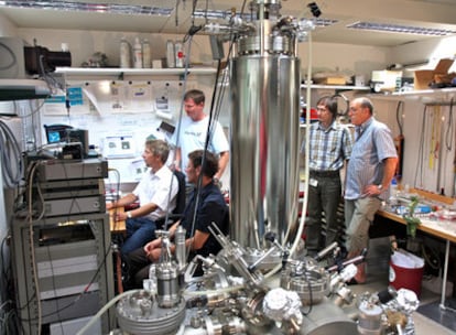 Científicos del centro de investigación de IBM en Zúrich junto al microscopio de fuerzas atómicas.