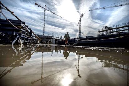 Obra de construcción del nuevo estadio de fútbol de Lyon, en Decines.