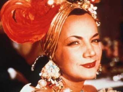 Carmen Miranda con uno de sus espectaculares tocados.