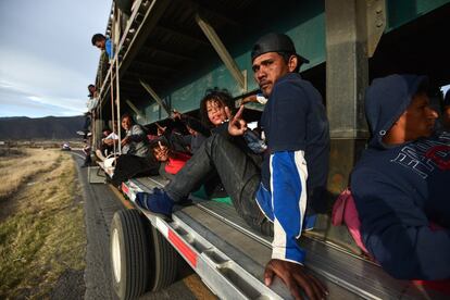 Migrantes se trasladan en la plataforma de un tráiler en Saltillo (México). Desde los últimos meses de 2018 han entrado a México unos 11.500 migrantes centroamericanos, principalmente de Guatemala, El Salvador y de Honduras, y recientemente más de 10.000 han solicitado ingresar de manera regular a través de una tarjeta de visitante por razones humanitarias. 