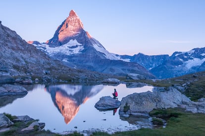 Al hablar de impresionantes paisajes Suizos, hay que comenzar con vistas a lo grande, y ninguna montaña ejerce mayor poder de seducción que el monte Cervino (4.478 metros), también conocido como Matterhorn, el pico suizo que dibuja una pirámide perfecta. Envuelto en la niebla, espolvoreado de nieve o entrevisto con las primeras luces del alba, este temible colmillo de roca fascina a cualquiera que escale, camine o esquíe en Zermatt, donde, además, está una de las mejores estaciones de esquí de Europa. Las vistas desde los teleféricos que ascienden desde Zermatt son todas magníficas, pero la del Matterhorn Glacier Paradise es la guinda del pastel. Si se sube hasta los 3.883 metros con el teleférico a mayor altitud de Europa se pueden contemplar 14 glaciares y 38 picos de más de 4.000 metros desde la plataforma panorámica (si hace buen tiempo). Otra opción para contemplar el Cervino es el Gornergrat, el tren cremallera a mayor altitud del continente que lleva desde 1898 trepando por un paisaje de postal hasta Gornergrat (3.089 metros). En un viaje que dura 30 minutos, los pasajeros pueden, además, subir y bajar por el camino. Los trayectos más espectaculares son al amanecer y al atardecer y la recompensa es una de las vistas panorámicas de montaña más bellas del mundo.