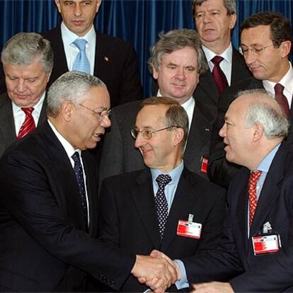 El secretario de Estado de EE UU, Colin Powell, saluda al ministro Moratinos en el consejo de otoño de la OTAN.