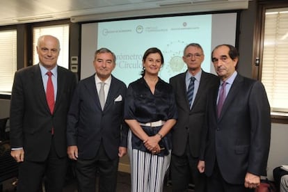 José Manuel Campa, director del estudio; Javier Vega de Seoane, presidente del Comité que ha elaborado el estudio; Mónica de Oriol, presidenta del Círculo de Empresarios; Antón Costas, presidente del Círculo de Economía, y Enrique Portocarrero, director general del Círculo de Empresarios Vascos.