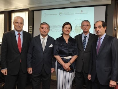 José Manuel Campa, director del estudio; Javier Vega de Seoane, presidente del Comité que ha elaborado el estudio; Mónica de Oriol, presidenta del Círculo de Empresarios; Antón Costas, presidente del Círculo de Economía, y Enrique Portocarrero, director general del Círculo de Empresarios Vascos.