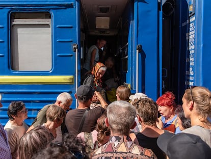 Ciudadanos ucranios huyen en tren de la ciudad de Pokrovsk ante la intensificación de los ataques de Rusia, el 15 de julio de 2022.