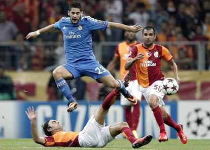 Isco, pelea por el control del balón con el jugador del Galatasaray, Selcuk Inan.