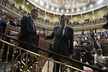 Pedro Sánchez y Mariano Rajoy se saludan tras la moción de censura que llevó al primero a La Moncloa.