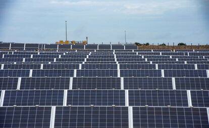 Vista del parque fotovoltaico de Son Salomó en Ciutadella, Menorca.