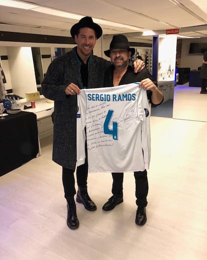 Otra de las imágenes más comentadas del central madridista es esta instantánea con Selu, el cantante del grupo El Barrio. Para posar con su ídolo, Ramos se atavió con un sombrero negro similar al que el cantante suele lucir. "Con todo mi cariño y admiración, para uno de los más grandes de nuestra música, mi compare Selu (El Barrio). Por acompañarme en los viajes y emocionarme haciéndome sentir sus letras en todos los capítulos de mi vida", escribía el capitán merengue.