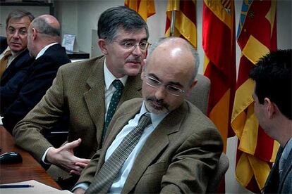 Juan José Moragues (en el centro), ayer, antes de comenzar la comisión de la sequía.