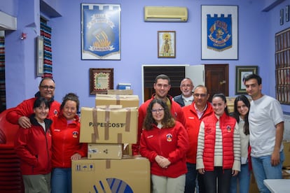 Los falleros de Maestro Arambul Sanz del barrio Campanar, en Valencia, han hecho de su ‘casal‘ un centro de acopio de donaciones para las víctimas del incendio.