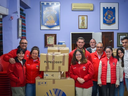 Los falleros de Maestro Arambul Sanz del barrio Campanar, en Valencia, han hecho de su ‘casal‘ un centro de acopio de donaciones para las víctimas del incendio.