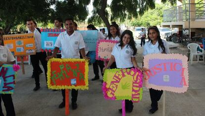 Estudiantes hondure&ntilde;os promueven la paz en su escuela.