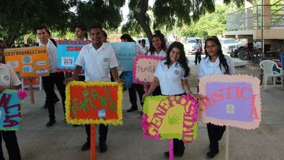 Estudiantes hondure&ntilde;os promueven la paz en su escuela.