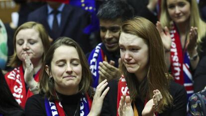 Eurodiputados emocionados tras la votación del acuerdo de salida del Reino Unido de la Unión Europea.